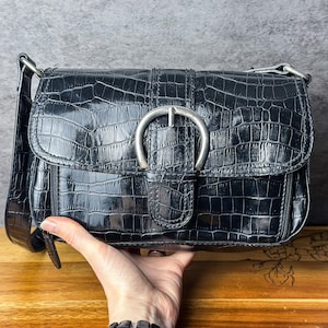 Vintage Schwarze Vegan Leder Umhängetasche: Klassische Geldbörse mit silberfarbenen Metallteilen