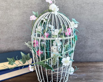 Cage à oiseaux vintage en métal blanc avec fleurs, 33 cm de haut : décoration bohème rustique suspendue, porte-cartes de mariage