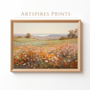 Puede incluir: Una pintura de un campo de flores silvestres en tonos de rosa, naranja y amarillo. El campo está en primer plano, con una vista lejana de un lago y colinas en el fondo. El cielo es de un azul claro con un sol blanco.