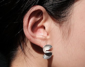 Sterling Silber Swirl Ohrringe: Gedrehte Fächerform, geometrisches Design