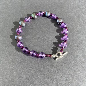 Amethyst and gray pearl bracelet