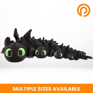 Pu&ograve; includere: Un set di cinque figurine di drago nere con occhi verdi. I draghi sono disposti in fila dal pi&ugrave; grande al pi&ugrave; piccolo. I draghi sono realizzati in un materiale nero liscio.  MULTIPLE SIZES AVAILABLE.