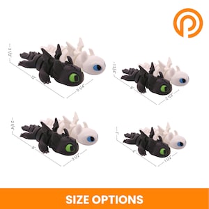 Pu&ograve; includere: Due figurine di drago bianco e nero in tre diverse dimensioni. I draghi sono in posizione di volo con le ali spiegate. Il drago pi&ugrave; piccolo &egrave; lungo 10 cm, il drago medio 15 cm e il drago pi&ugrave; grande 20 cm.