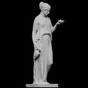 Könnte beinhalten: Eine weiße Marmorstatue einer Frau in einem drapierten Gewand, die eine kleine Schale und eine Kanne hält. Die Statue hat einen klassischen Stil mit detaillierten Falten im Stoff und einem ruhigen Ausdruck. Der Hintergrund ist schwarz.