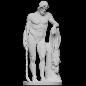 Op de afbeelding: Een witmarmeren standbeeld van een naakte mannelijke figuur met een baard, die een staf vasthoudt. De figuur leunt op een stenen structuur, bedekt met stof. Het standbeeld staat tegen een zwarte achtergrond.