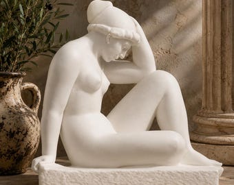 Sculpture méditerranéenne, statue de femme assise, figurine féminine classique, décoration d'art méditerranéen, sculpture de style muséal, résine non peinte