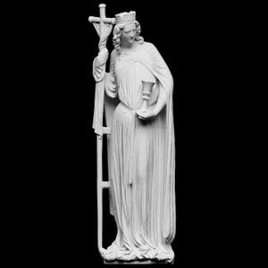 Può includere: Scultura bianca di una figura in abito che tiene un calice e una croce. La figura indossa una corona e si trova accanto a una struttura a forma di scala. La scultura è su sfondo nero.