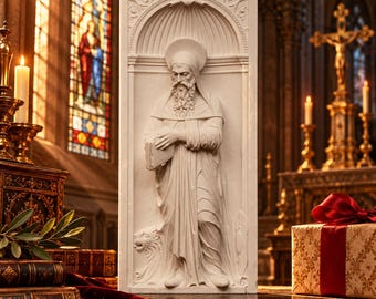 Könnte beinhalten: Ein rechteckiges Relief aus weißem Marmor, das eine bärtige Figur mit Heiligenschein in Gewändern darstellt, die ein Buch hält und in einer Bogennische steht. Ein Löwenkopf ist an der Basis der Figur in den glatten Steinhintergrund gemeißelt.