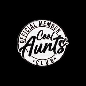 Könnte beinhalten: Ein runder, bestickter Aufnäher mit weißem Hintergrund und schwarzem Rand. Der Text lautet OFFICIAL MEMBER in einem kreisförmigen Bogen oben, CLUB unten und das Wort Cool Aunts in einer großen, fetten, schwarzen Schreibschrift in der Mitte.