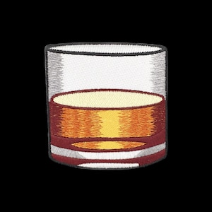 Può includere: Una toppa ricamata che raffigura un bicchiere basso riempito con un liquido color ambra. Il design presenta una sezione superiore bianca, una parte centrale giallo oro che rappresenta la bevanda e una base rosso scuro con una striscia grigia.