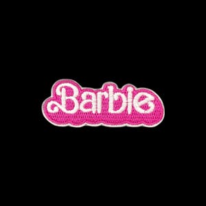 Op de afbeelding: Een felroze geborduurde patch met het woord Barbie in een wit cursief lettertype. De patch heeft een dikke witte rand die de contouren van de letters volgt, wat zorgt voor een duidelijke omlijning tegen de levendige roze achtergrond.