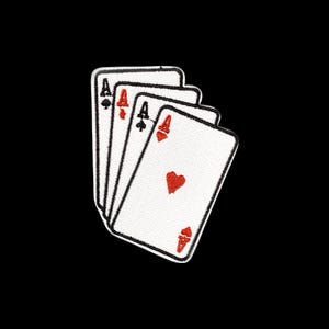 Könnte beinhalten: Ein gestickter Aufnäher mit vier gefächerten Spielkarten. Die Karten zeigen das Pik-Ass, Karo-Ass, Kreuz-Ass und Herz-Ass. Jede Karte ist weiß mit einem dicken schwarzen Rand und zeigt die entsprechenden roten und schwarzen Kartensymbole.