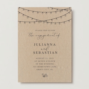 Puede incluir: Una tarjeta marrón rústica con una cadena de luces en la parte superior. El texto dice "Por favor, únase a nosotros para el compromiso de Julianna y Sebastian. 13 de agosto de 2025 a las siete en punto de la tarde. 555 Hometown Lane, Orbit City, FL."