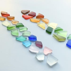 ジュエリー、モザイク、工芸品用の、様々なサイズのカラフルなタンブル加工シーグラス