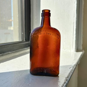 ヴィンテージ Haig & Haig ウイスキーボトル • ニューヨークビーチで見つけたもの • 持続可能な琥珀色のガラス装飾品 • MCM アールデコ調バーボトル • 環境に優しいギフト