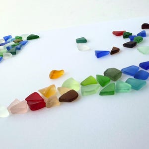 Pequeños trozos de vidrio marino para la fabricación de joyas y mosaicos.