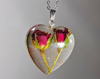 Amor inseparable: Collar de cadena con colgante de doble rosa hecho a mano