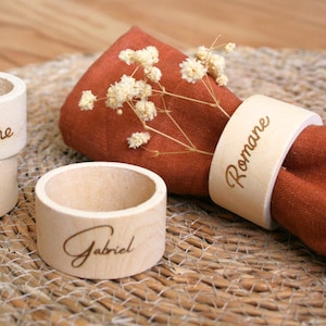 Rond de serviette en bois clair personnalisé