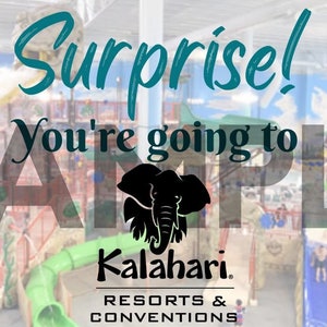 以下が含まれることがあります： 緑と白のチケットに「Surprise! You're going to Kalahari Resorts & Conventions」と「ADMIT ONE」の文字が印刷されています。チケットには象のロゴが描かれています。