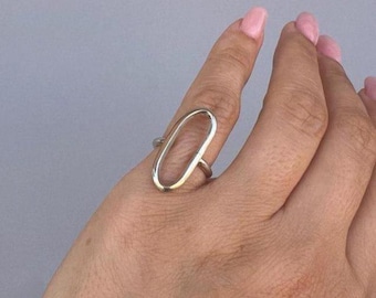 Anillo geométrico minimalista de plata de ley 925, joyería moderna y llamativa.