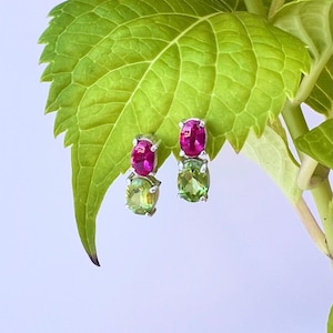 Örhängen i sterlingsilver med rubinfärg och peridotfärgad CZ