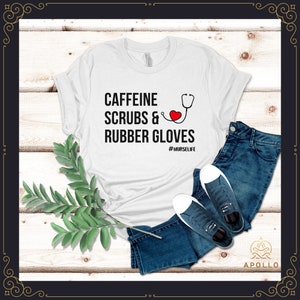 Exfoliantes con cafeína y guantes de goma, camisa de enfermera, camiseta de enfermera divertida, regalo para enfermera, camisas de trabajadores de la salud, enfermera registrada
