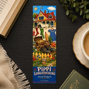Op de afbeelding: Een kleurrijke boekenlegger met een grillige illustratie van een huis, een paard en diverse objecten. De boekenlegger bevat de tekst "Pippi Langkous" van Astrid Lindgren, met een blauwe achtergrond en bloemaccenten. Het ontwerp is gedetailleerd en levendig.