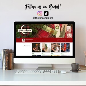 Op de afbeelding: Een computermonitor toont een Etsy-winkel genaamd "LUNA AND LOOM" met verschillende bladwijzerontwerpen. Het scherm toont een rode banner en een selectie van bladwijzers. De tekst "Follow us on Social!" en social media-iconen zijn zichtbaar.