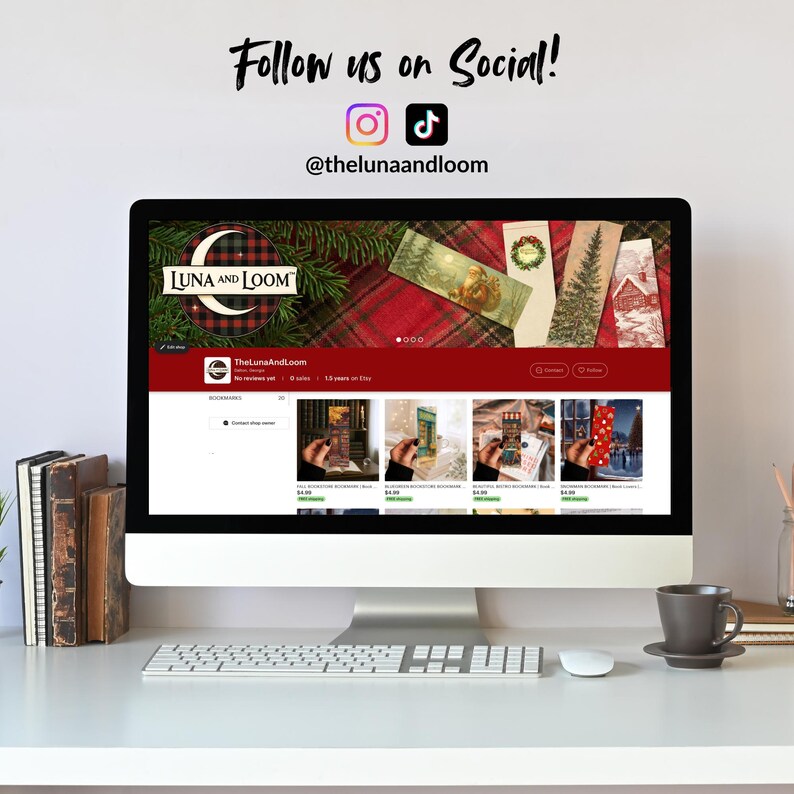 Op de afbeelding: Een computermonitor toont een Etsy-winkel genaamd "LUNA AND LOOM" met verschillende bladwijzerontwerpen. Het scherm toont een rode banner en een selectie van bladwijzers. De tekst "Follow us on Social!" en social media-iconen zijn zichtbaar.