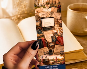 Op de afbeelding: Een decoratieve boekenlegger met een collage van afbeeldingen, waaronder het Witte Huis, een laptop, boeken en een koffiekopje. De boekenlegger heeft de tekst "History made. On our terms." en "RED WHITE AND ROYAL BLUE CASEY MCQUISTON".
