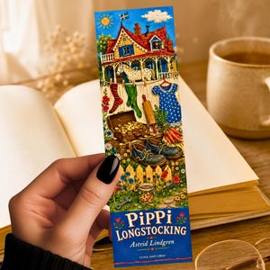Pode incluir: Um marcador colorido com uma ilustra&ccedil;&atilde;o fantasiosa de uma casa com telhado vermelho, roupa no varal e um ba&uacute; do tesouro. O texto "Pippi Longstocking" e "Astrid Lindgren" s&atilde;o exibidos na parte inferior.