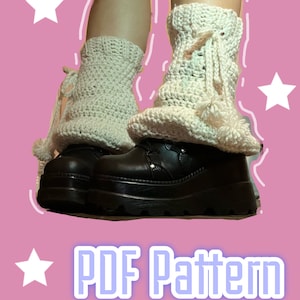 Pode incluir: Um par de polainas de crochê de cor creme com um detalhe de borla. As polainas são usadas sobre botas de plataforma pretas. A imagem inclui o texto "PDF Pattern".