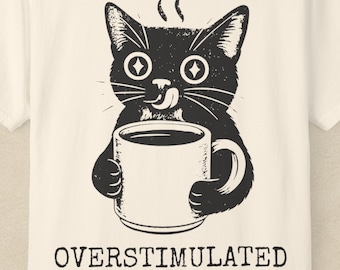 Camiseta divertida para introvertidos con estampado de gato sobreestimulado y café. Camiseta con estampado de gato ansioso y colores cómodos. Camiseta con efecto desgastado.