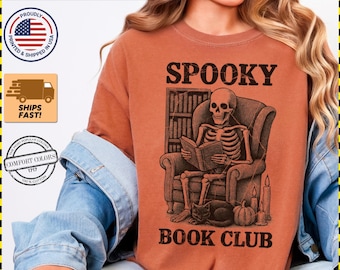 Maglietta Spooky Book Club Comfort Colors: scheletro di Halloween, gatto nero