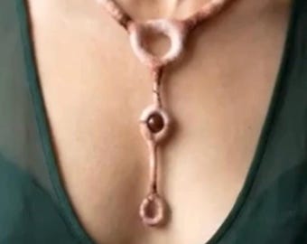 Collar geométrico de fieltro de aguja: gargantilla de lana beige/marrón con ágata cornalina.