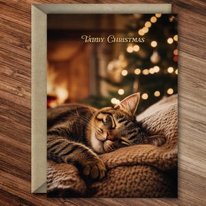 Getigerte Weihnachten - Katze schläft am Kamin - Kuschelige Rundum-Weihnachtskarte
