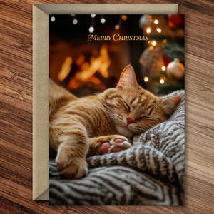 Chat dormant près de la cheminée - Carte de Noël enveloppante douillette