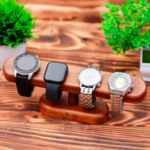 Personalisierter Namensuhrenständer für 4 Uhren Schmuckhalter aus Nussbaumholz Armbanduhraufbewahrung Zeitmesser Display Dads Geschenk für ihn