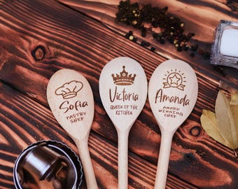 Set Di 5 Cucchiai Di Legno A Tema Ananas - Utensili Da Cucina In Bambù Con Manico Forato, Regalo Per Inaugurazione Casa E Matrimonio