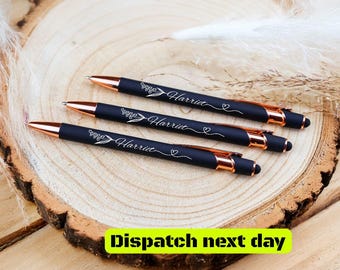 Penna con fiore inciso nel mese di nascita - Penna regalo nera personalizzata