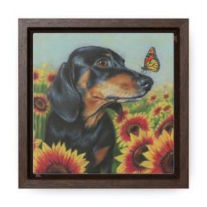 Gerahmter Druck - Dackel mit Blumen und Schmetterling
