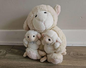 Preciosa oveja blanca de peluche con dos crías, de 12"