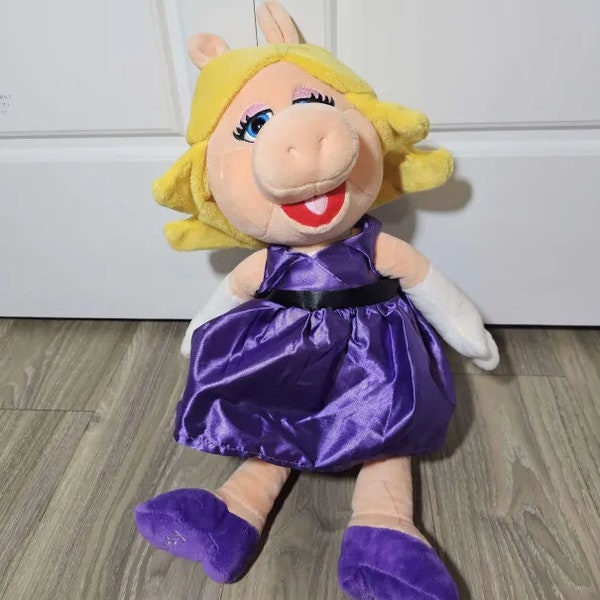 Disney The Muppets Miss Piggy con vestido morado peluche de peluche de 15,5"