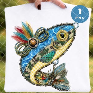 Può includere: Un design decorativo di pesce con un motivo mimetico blu e verde, accenti gialli e un occhio grande e dettagliato. Il pesce presenta piume colorate, corda e un amo da pesca. Il design è su sfondo bianco, con un cerchio blu che dice "1 PNG".