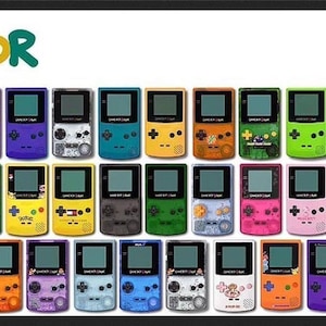 Può includere: Una collezione di 36 diverse console per videogiochi portatili Game Boy Color di diversi colori. Le console sono disposte in tre file da 12. Ogni console ha uno schema di colori diverso, tra cui rosso, blu, verde, giallo, viola, arancione e nero.