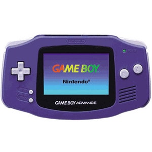 Può includere: Una console per videogiochi portatile Game Boy Advance di colore viola con uno schermo nero che mostra il testo "GAME BOY" e "Nintendo".