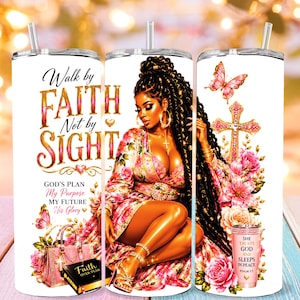 Puede incluir: Un vaso cilíndrico con fondo blanco y el texto Walk by FAITH Not by SIGHT, GOD'S PLAN, MY PURPOSE, MY FUTURE, His Glory y SHE TRUSTS GOD AND SLEEPS IN PEACE. Muestra a una mujer, una cruz, flores y un bolso de mano.