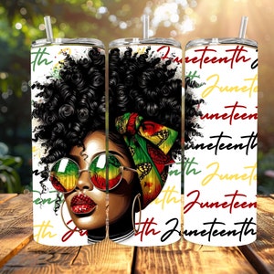 Peut inclure: Un gobelet blanc avec une illustration noire et verte d'une femme avec des cheveux crépus et des lunettes de soleil. Le gobelet est décoré du texte "Juneteenth" répété en différentes couleurs et tailles.