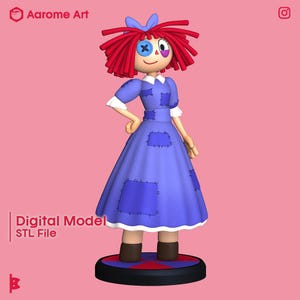 Puede incluir: Una muñeca renderizada en 3D con cabello de hilo rojo, un lazo azul y un vestido azul con parches. La muñeca tiene un ojo de botón y una cara pintada. La base es negra con un diseño rojo y negro. El texto "Digital Model STL File" es visible.