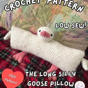 Könnte beinhalten: Ein gehäkeltes weißes Gänsekissen mit rosa Akzenten, einschließlich Schnabel und Füßen, liegt auf einer rot-schwarz karierten Decke. Der Text "CROCHET PATTERN LOW SEW!" und "THE LONG SILLY GOOSE PILLOW" sind zu sehen. Ein herzförmiges "PDF Pattern!" Grafik.